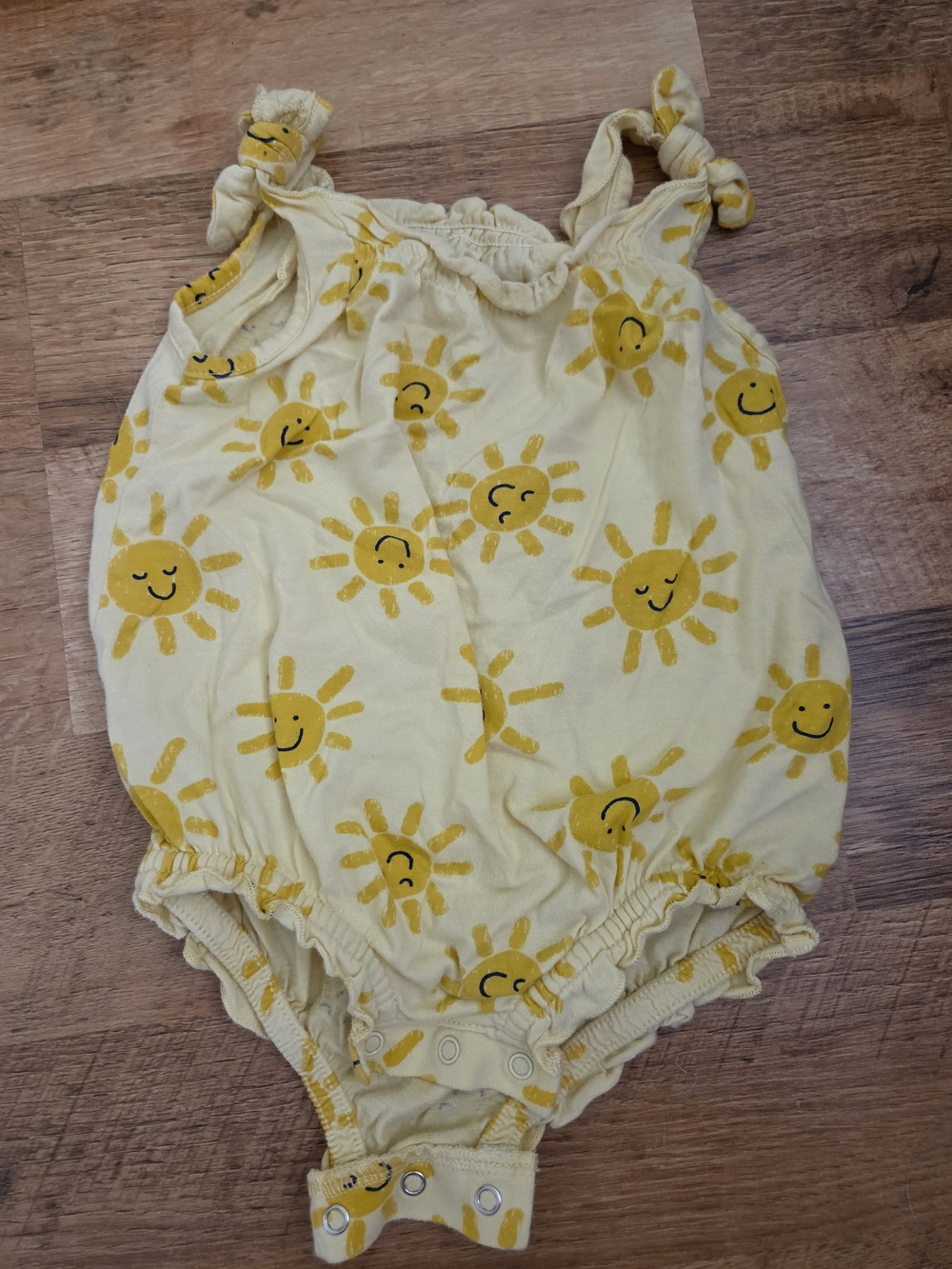 Old Navy Baby Girls Mixed Summer Romper, Onesies, Shorte & Dresses Lot - Picture 4 of 9